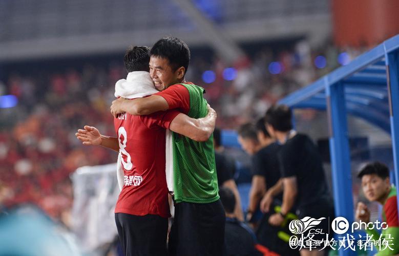 成都蓉城面临挑战：徐正源续约遇阻，紧急预案启动，替补教练浮出水面