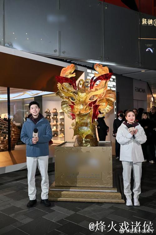 冷白皮马龙刘诗雯三里屯同框,龙队气质出众 冷白皮马龙刘诗雯三里屯同框,龙队气质出众